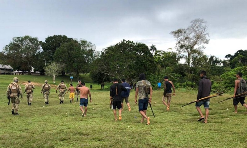 Indígenas e agentes da PF na aldeia Palimi ú (Foto: Polícia Federal).