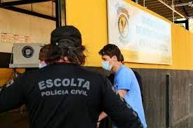 Rafael chegou à unidade da Agepen para por tornozeleira eletrônica escoltado por policiais civis e junto com outros presos (Foto: Kísie Ainoã)