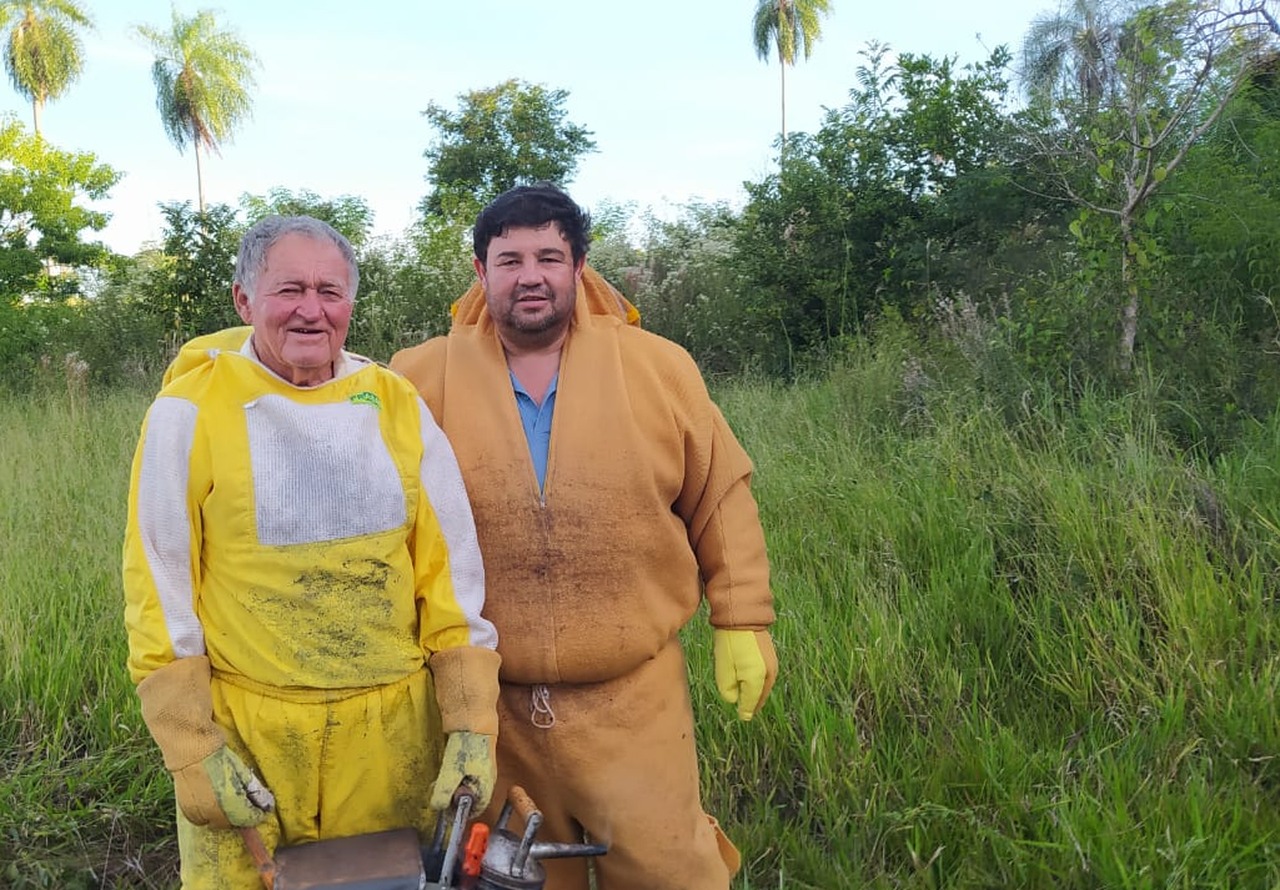 Associação de Apicultores de Amambai (AAA) é formada por 38 produtores, dois deles, na foto. / Foto: Arquivo Pessoal