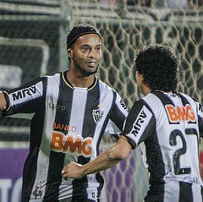 Ronaldinho marca 2, Atlético-MG vence e encerra jejum