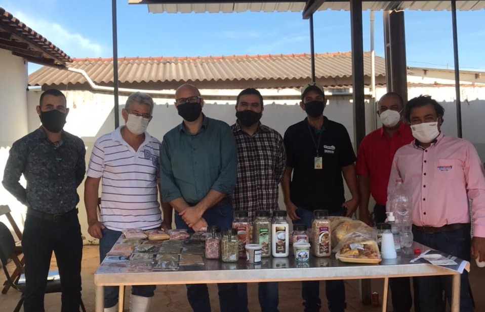 Rodrigo e os secretários Roberto Racchtiune e Sérgio Felizardo, durante visita na fábrica de linguiças e condimentos Real Sabor, no distrito de Indápolis/município de Dourados / Foto: Decom/Divulgação.