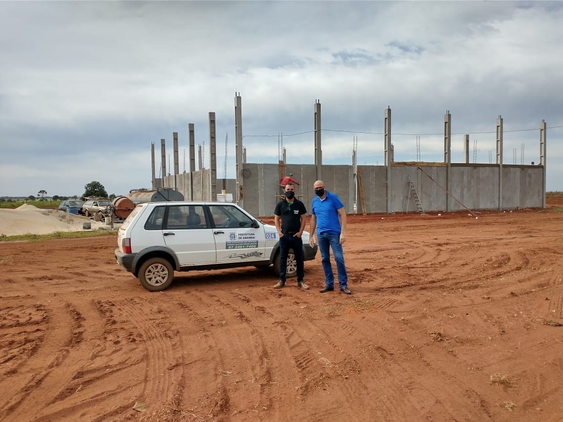 Vice-prefeito Rodrigo Selhorst e o secretário Sérgio Felizarodo, durante as obras de construção de silos nas margens da rodovia Amambai/Juti / Foto: Divulgação