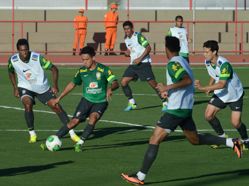 Jadson, atuando no time reserva durante o coletivo, tenta superar marcação de diversos jogadores (Foto: Fabio Pozzebom/Agência Brasil)