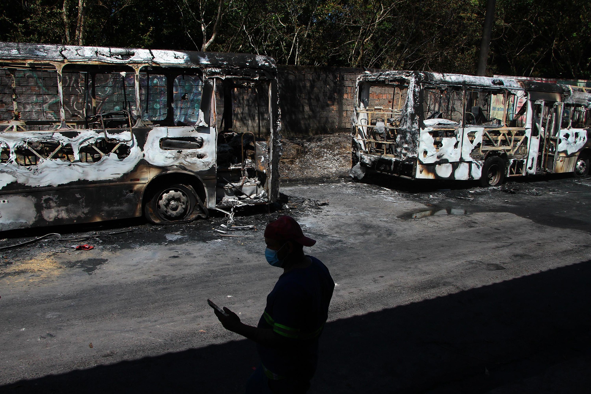 Segurança Pública disse que ação foi em retaliação à morte de um líder do tráfico pela Polícia Militar. 21 veículos foram incendiados e prédios públicos depredados pelos criminosos (Foto de Edmar Barros/Futura Press/Estadão Conteúdo)