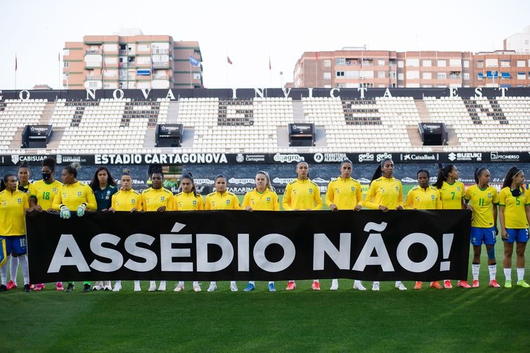 Protesto contra assédio antes do amistoso contra a Rússia - Richard Callis/SPP/CBF