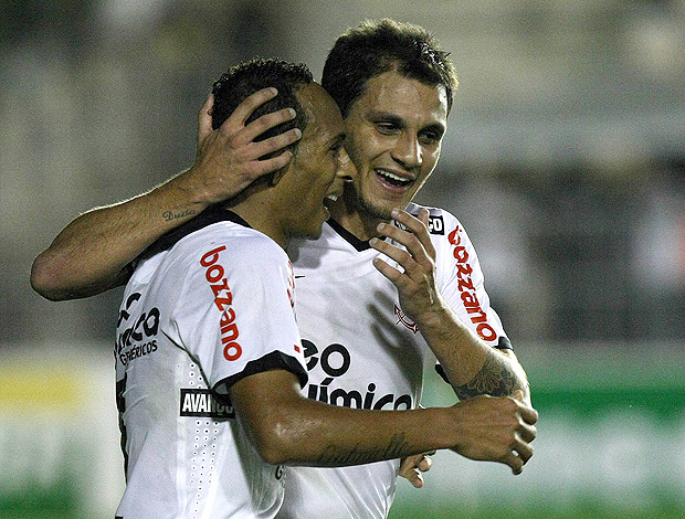 Liedson gol Corinthians (Foto: Ag. Estado)Liedson comemora o quinto gol dele no Brasileiro com Fábio Santos (Foto: Ag. Estado)