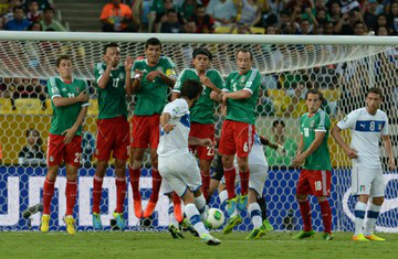 Pirlo, maestro do meio-campo italiano, cobra falta com perfeição e tira o goleiro da foto