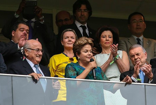 Aécio ironiza vaias a Dilma no Mané Garrincha