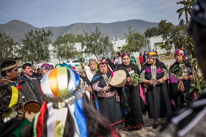 Mulheres mapuche em ritual tradicional de sua religião - Paola Cornejo