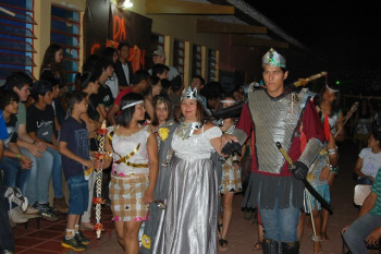 Professores e alunos da escola Cel. Felipe de Brum participaram do desfile literário, durate a  Feira Científica e Cultural, que apresentou personagens da literatura nacional e universal, como os da lenda do Rei Arthur.