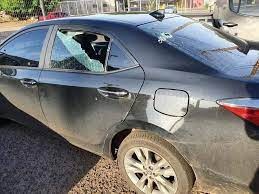 Marcas de tiro em Toytota Corolla onde parlamentar federal viajava; foto foi divulgada na rede social dele, no dia do suposto atentado (Foto: Assessoria Loester Trutis/Divulgação)