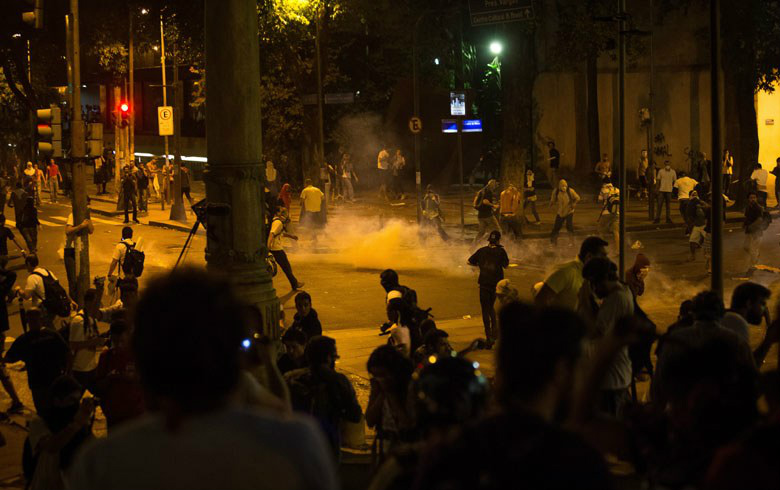 No Rio, o protesto terminou em repressão e confronto (Daniel Marenco. Folhapress) 