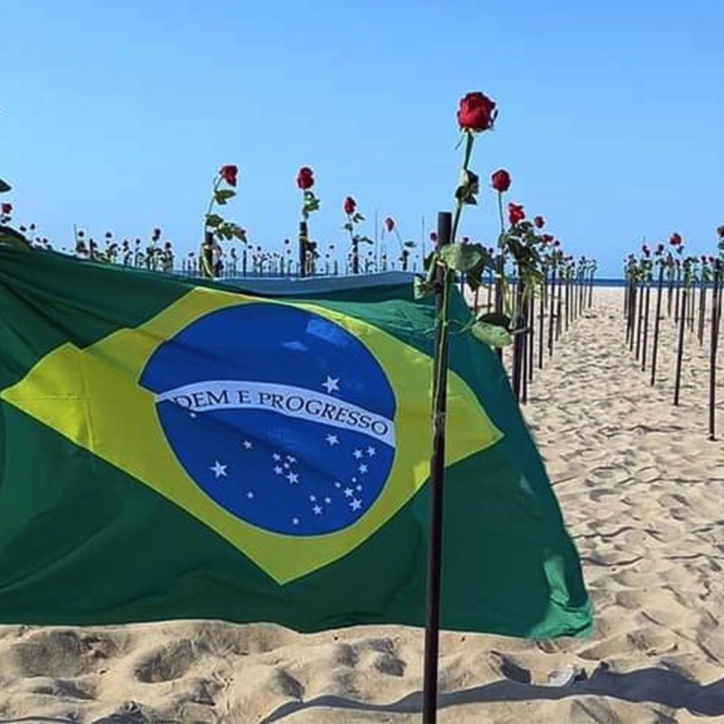 Rosas em Copacabana: acolhimento, solidariedade e críticas ao governo | Foto: ONG Rio de Paz