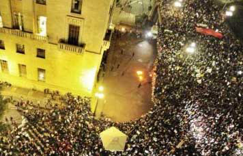 Grupo de manifestantes faz cordão humano para tentar impedir depredação