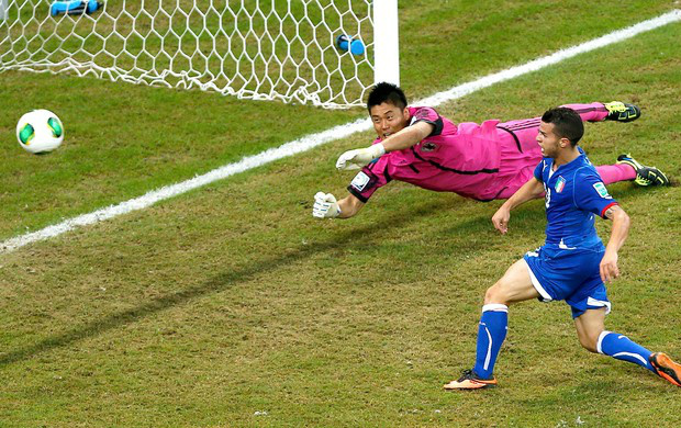 Giovinco empurra a bola para o gol aberto para garantir a vitória da Itália sobre o Japão (Foto: Reuters)