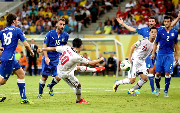 Shinji Kagawa acerta belo chute para marcar o segundo gol do Japão na partida (Foto: Reuters)