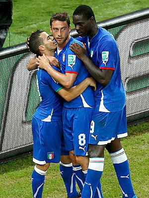 Giovinco, Marchisio e Balotelli comemoram o golda vitória italiana (Foto: Reuters)