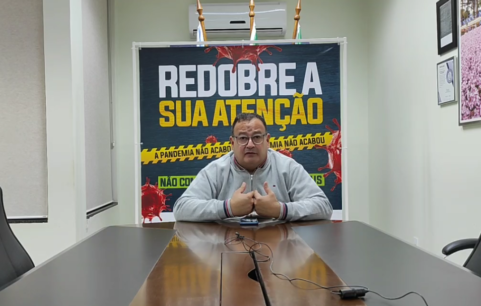 Dr. Bandeira durante live diária de atualização sobre o avanço da infecção pelo novo coronavírus no município / Foto: Reprodução