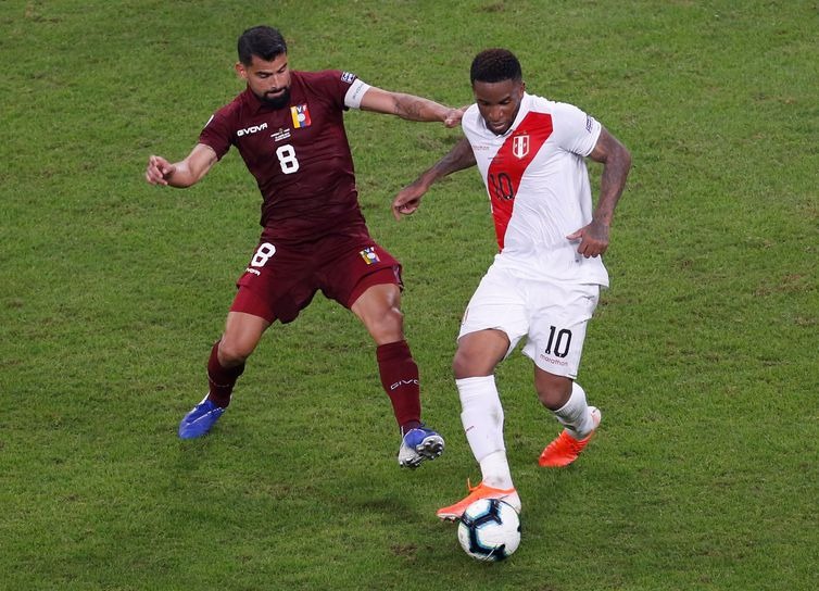 Peru e Venezuela se enfrentam na Arena do Grêmio, em Porto Alegre - Reuters/Diego Vara/Direitos Reservados