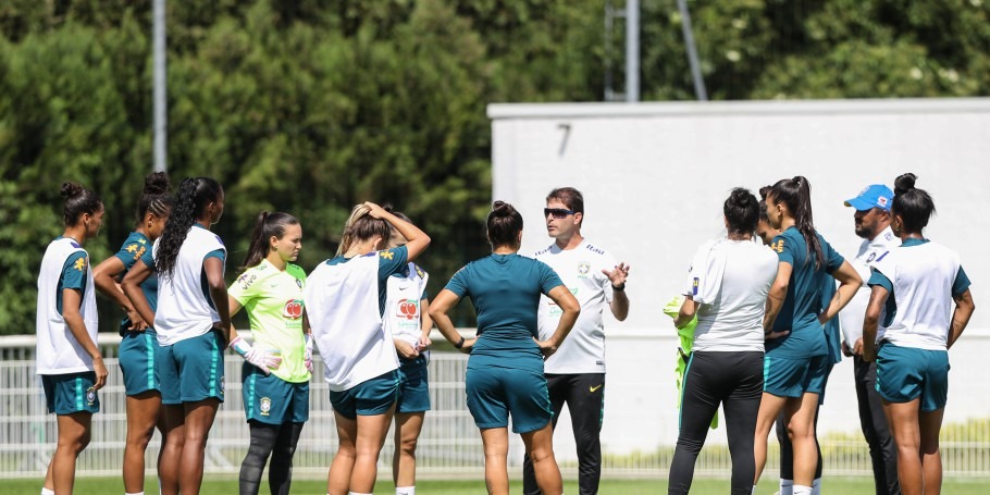 Com página virada, Seleção Feminina faz primeiro treino em Lille