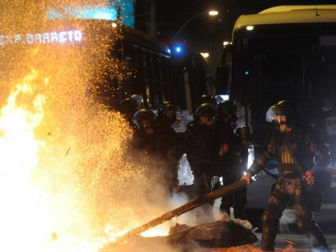 Manifestantes de Niterói protestam contra aumento de tarifas transporte, os recursos aplicados na Copa e Olimpíadas e pedindo melhoras na saúde e educação (Fernando Frazão/ABr)