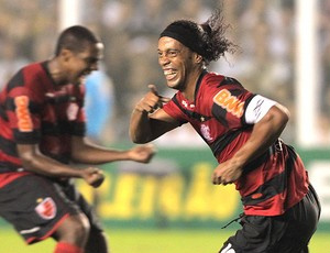 Ronaldinho Gaúcho faz a festa na Vila Belmiro