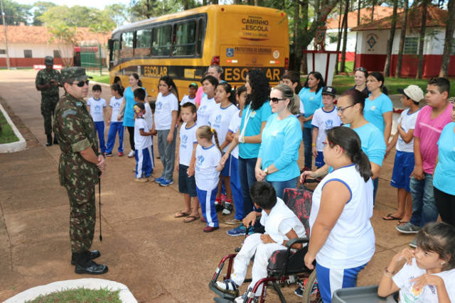 A comitiva de alunos visitou as instalações do Exército / Foto: Assessoria