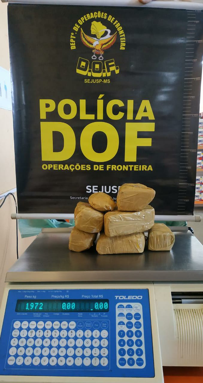 Foram encontrados sete volumes do entorpecente, com peso total de 1,972 quilos / Foto: DOF