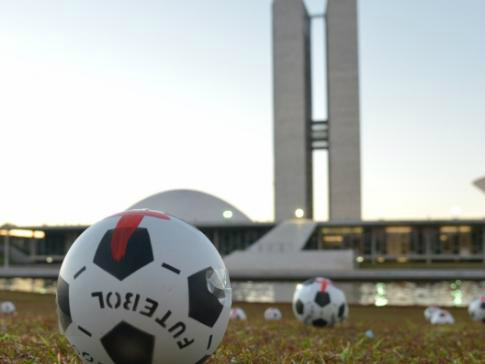 Brasília - Um grupo de manifestantes posicionou 594 bolas de futebol no gramado em frente ao Congresso. Com um chute, eles vão simbolizar a passagem de responsabilidade por melhorias aos parlamentares (Wilson Dias/ABr)