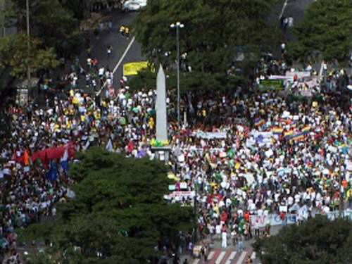 Cerca de 40 mil manifestantes marcham em direção ao Mineirão