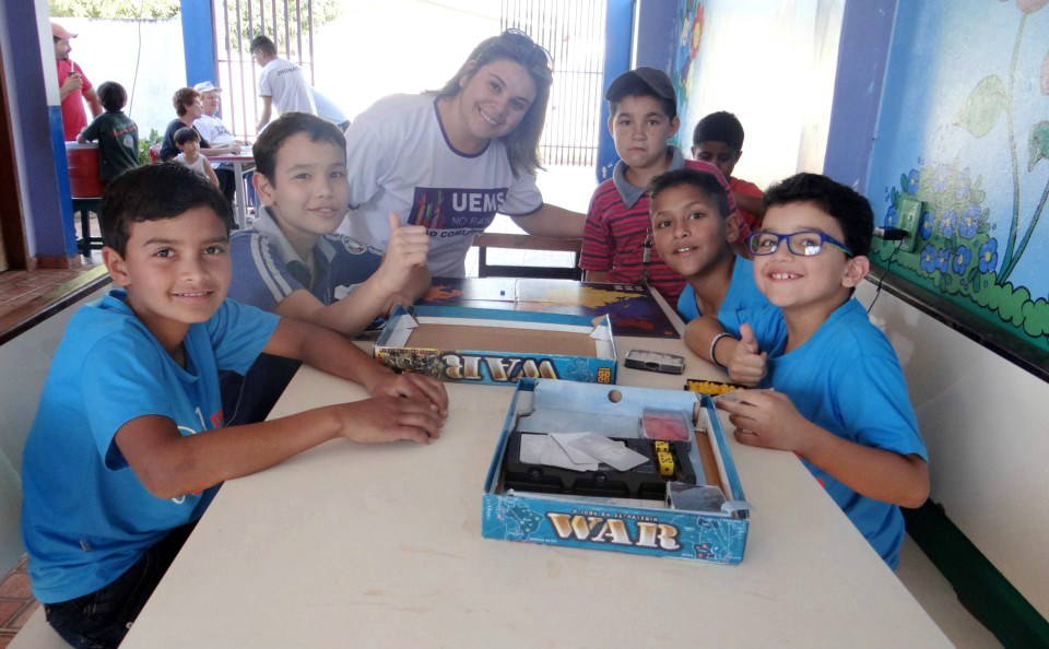 A acadêmica Claudelina com crianças participantes do projeto. / Foto: Moreira Produções