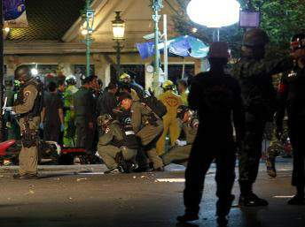 Em Banguecoque as forças policiais vasculham o local do atentado. Reuters/Kerek Wongsa