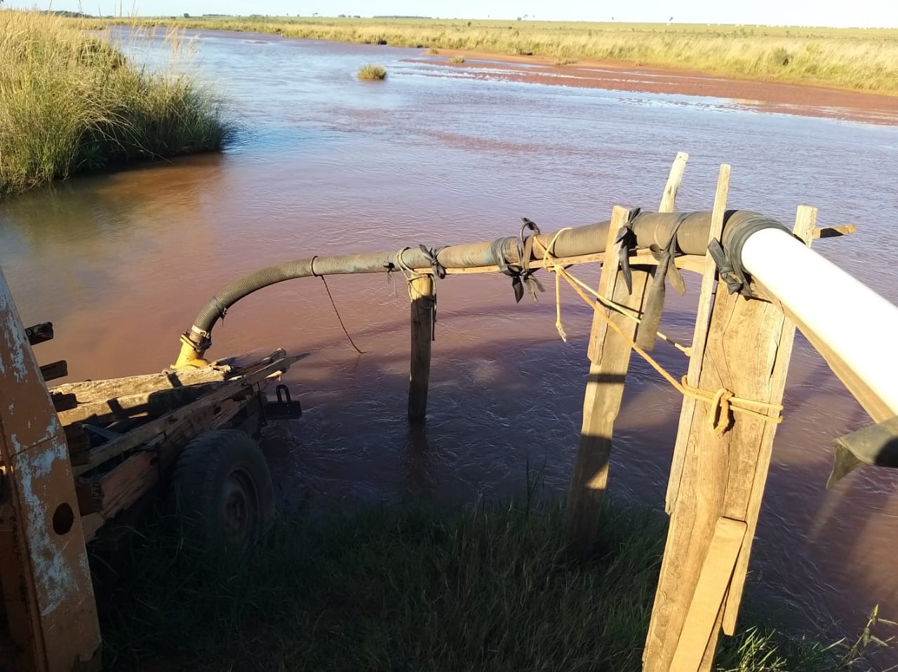 O infrator realizava a retirada de areia por meio de uma draga instalada no leito do rio Vermelho / Foto: PMMS