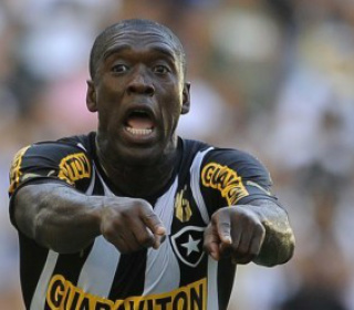 O holandês Seedorf marcou o terceiro gol do Botafogo