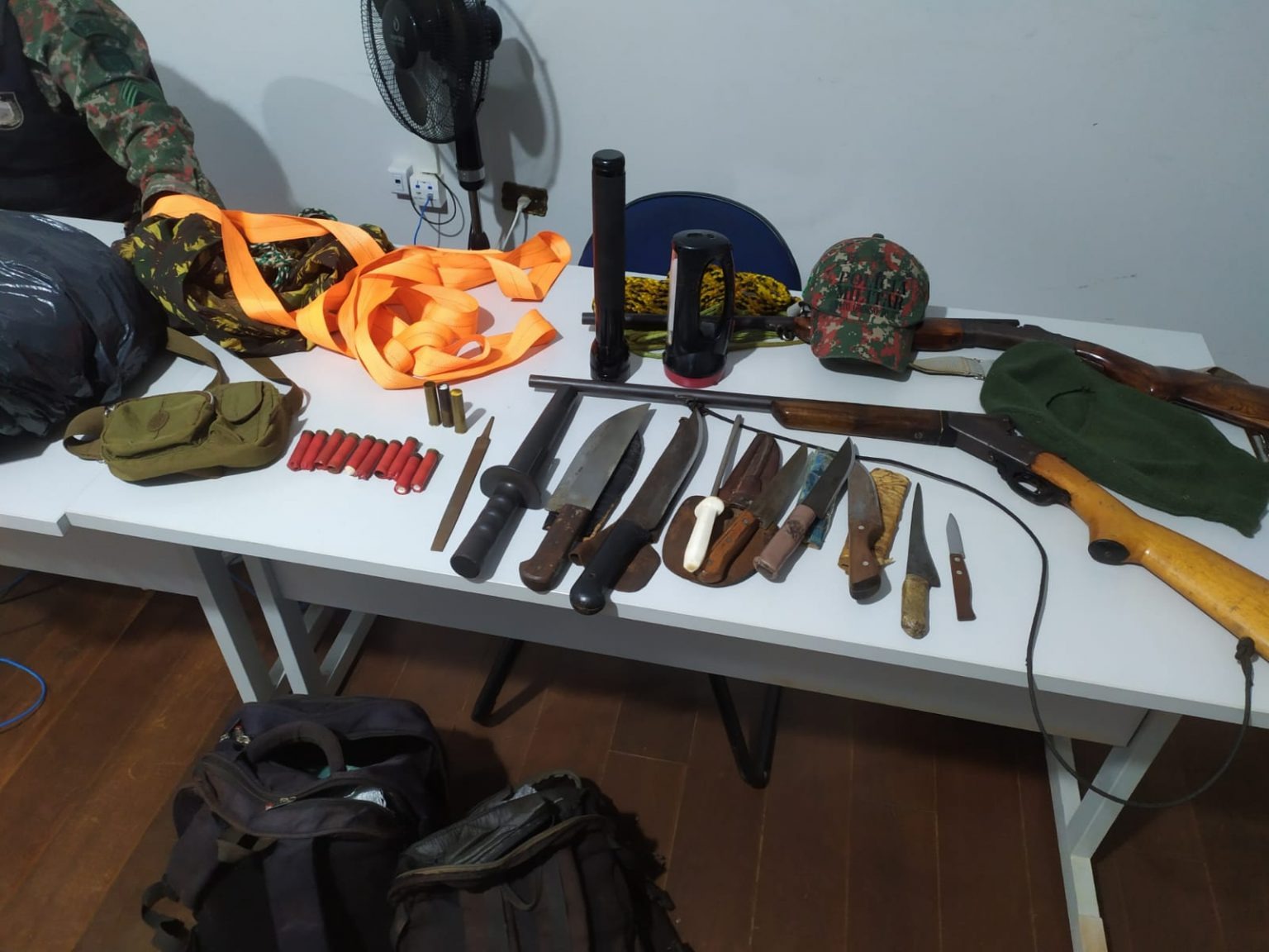 Os homens portavam armas e munições ilegais / Foto: PMA