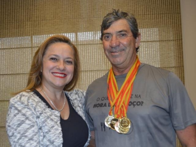 Maria José Maldonado e Marcos Gomes exibem medalhas conquistadas em Montenegro (Foto: Divulgação)