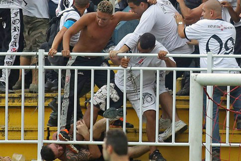 Os incidentes começaram na Arena de Joinville alguns minutos depois de o Atlético Paranaense ter marcado o primeiro gol do jogo