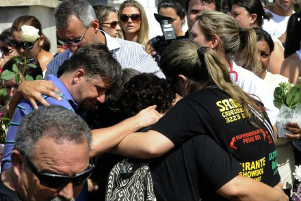 Sepultamento do jovem Gustavo Marques Gonçalves, que teve 70% do corpo queimado no incêndio de Santa Maria e não resistiu (Foto: Wilson Dias / Agência Brasil)