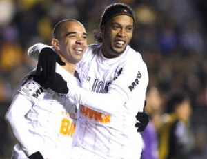 Contra o Newell's, Diego Tardelli e RonaldinhoGaúcho terão apoio de Bernard e Jô (Foto: Reuters)