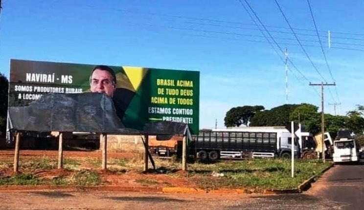 Outdoor foi danificado (Foto: Tá Na Mídia Naviraí)