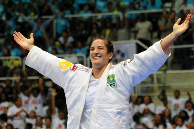 Mayra Aguiar leva ouro em Paris