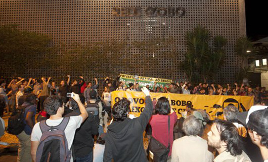 Em protesto, manifestantes 'lacram' Rede Globo