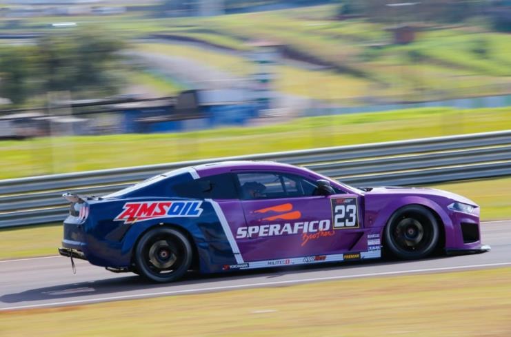 Ricardo e Rodrigo Sperafico sentiram a potência do novo carro da GT Sprint Race hoje no Autódromo de Cascavel (Foto: Vanderley Soares)