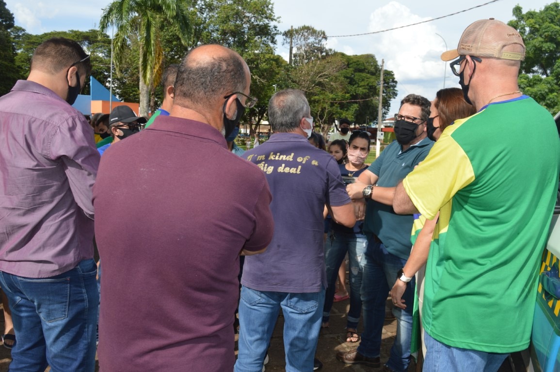 Ao centro, presidente da ACIA Clemente Martins Júnior, conversando com os comerciantes. / Foto: Moreira Produções