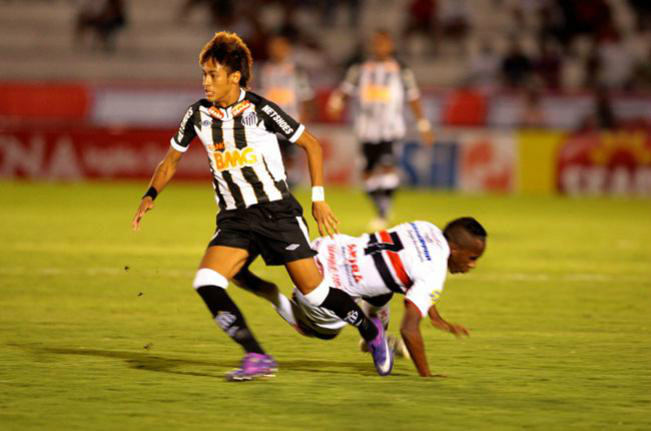 Com três de Neymar, Santos goleia e reage no Paulistão