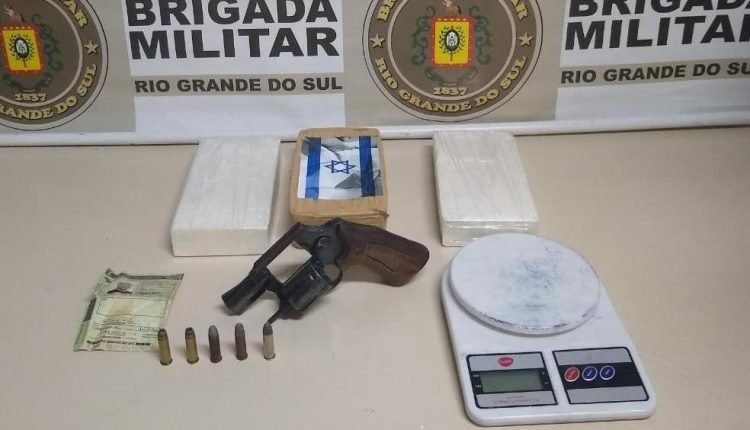 Arma, munições e drogas apreendidas pela PM com o criminoso. Foto: Correio do Povo