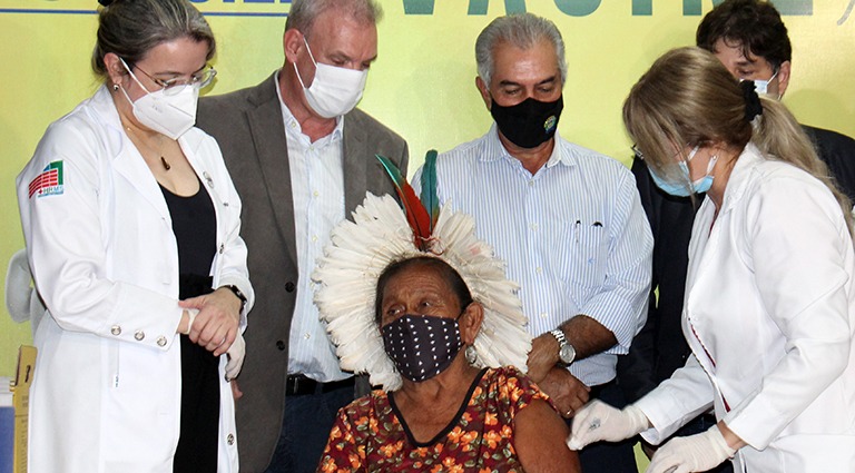 A indígena Domingas da Silva, de 91 anos, da aldeia Tereré, em Sidrolândia, foi a primeira a ser vacinada conta a Covid no Estado, na abertura da campanha de vacinação em janeiro deste ano /Foto: Chico Ribeiro