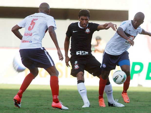 Foto: Edson Ruiz/Gazeta PressPaulinho e Zé Roberto disputam a bola no meio-campo