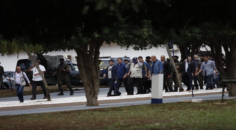 Em visita ao 9º GAC, o presidente Jair Bolsonaro reencontrou amigos que serviram com ele na unidade militar (Foto: Saul Schramm)