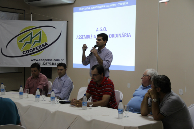 Contador Celso Barbosa apresentou aos cooperados os resultados do ano de 2014 / Foto: Assessoria